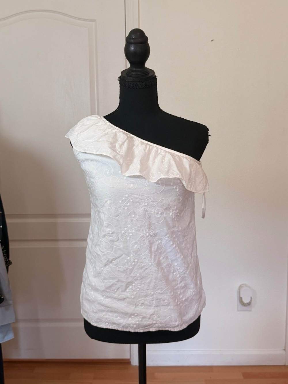 Banana Republic White Embroidered One Shoulder Ruffle Top Boho Romantic Cotton